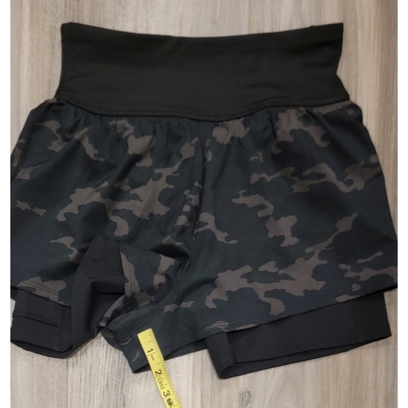 SPANX Cammo get moving shorts athletics lined - Picture 3 of 8